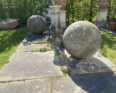 Paar in steen gekapte bollen
