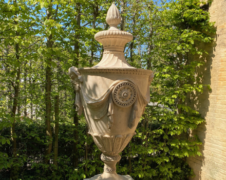 Een George III Coade- steen tuinurne