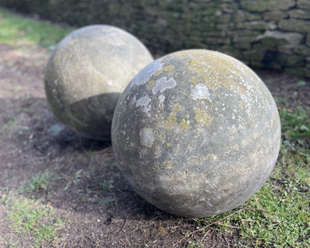 Paar in steen gekapte bollen