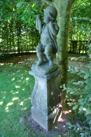 Paar 18de eeuwse Bentheimer- steen tuinbeelden