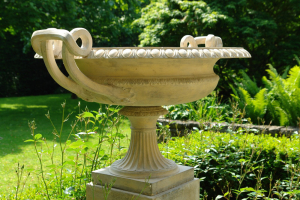 Een paar J.M. Blashfield terracotta tazza- urnen, circa 1860-1870