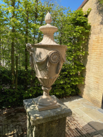 Een George III Coade- steen tuinurne