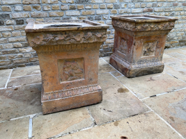 Paar terracotta piëdestals/ planters