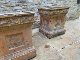 Paar terracotta piëdestals/ planters