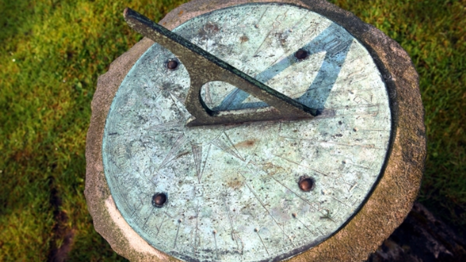 schoner Bloesem vertraging Portland- steen zonnewijzer, 18de eeuws | antieketuinornamenten